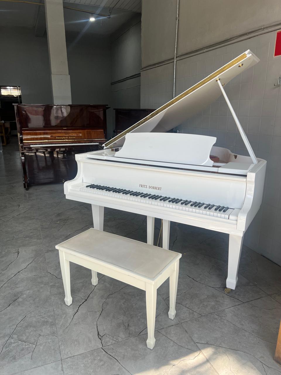 Vista 5 do piano Fritz Dobbert Cauda